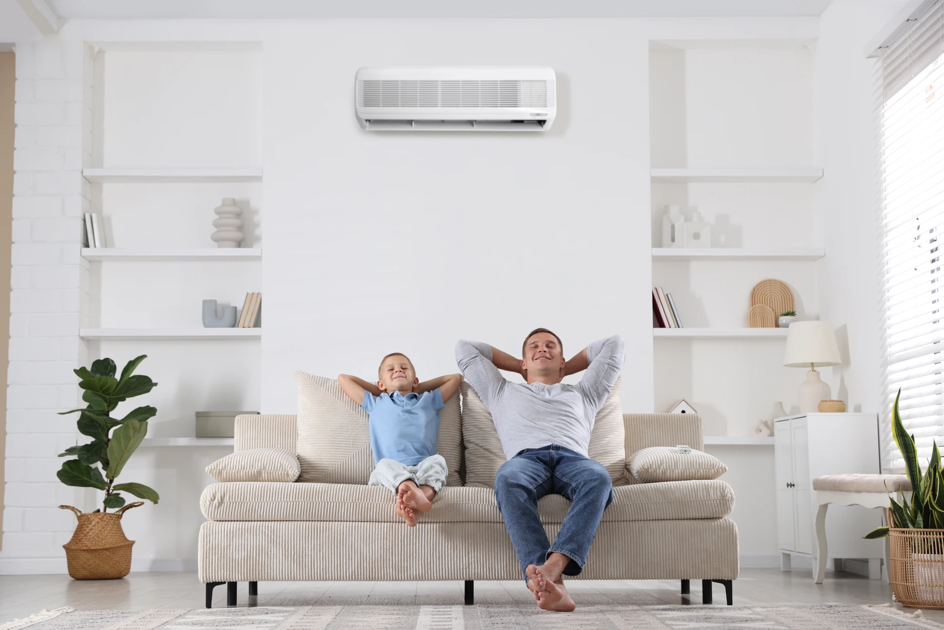 Intérieur résidentiel moderne avec climatiseur split mural en fonctionnement